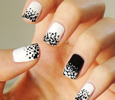Simple nail art black and white