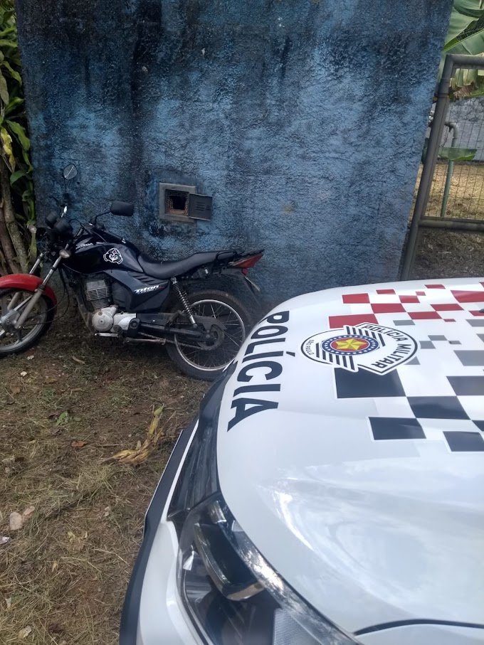 EQUIPE DA POLÍCIA MILITAR RECUPERA MOTOCILETA FURTADA EM SÃO PAULO NO PARQUE SÃO MARTINHO EM JUNDIAPEBA