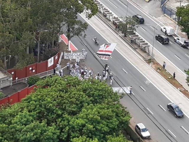 COM MILHO DE PIPOCA, TORCEDORES PROTESTAM NO CT DO SÃO PAULO E PEDEM DEMISSÃO DE DINIZ