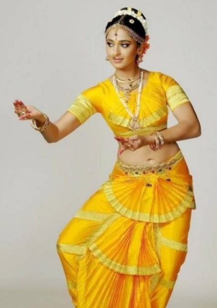 anushka shetty in Bharatnatyam pose