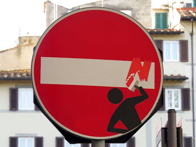 Clet Abraham, divieto d'accesso con pennello che dipinge la barra, Florence