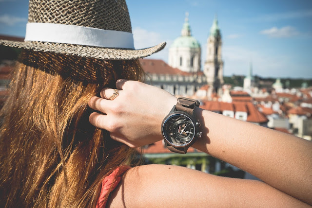 the-mokaz-girl-back-hair-europe-view