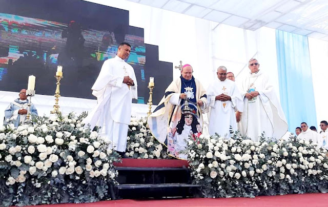 Una representación de la Diócesis de Carora, participó en las actividades enmarcadas en la Visita 165 de la Divina Pastora a la ciudad de Barquisimeto, el pasado sábado 14 de enero.  Monseñor, Carlos Enrique Curiel, Obispo de la Diócesis de Carora, junto a varios sacerdotes de esta Iglesia particular, participaron en la eucaristía de despedida de la sagrada imagen desde el templo de Santa Rosa y presidió la eucaristía de llegada a la Catedral Metropolitana de Barquisimeto, donde también participaron sacerdotes caroreños, seminaristas y religiosas.  Monseñor Curiel, en la eucaristía de llegada de la Divina Pastora, habló sobre la figura de María de Nazareth vestida de Pastora, quien viene a alegrar a sus hijos en estos momentos difíciles que afectan todas las dimensiones de la vida.  "María nos mira con ternura, amor y nos sostiene en momentos difíciles y en medio de adversidades", dijo.  Pidió también, la conducción de ella hacia una vida digna que conduzca a fijar la mirada en su hijo Jesucristo.  En sus palabras, el Obispo de Carora llama a la feligresía a buscar el reino de Dios en medio de esta realidad y de esta Venezuela sumergida en luchas y persecuciones.  "Esperamos consuelo en esta Venezuela tan rota y tan golpeada", puntualizó al tiempo en que pidió la interseción de la Virgen María en la conducción de una Venezuela grande y unida como sueño de todos los venezolanos.  Yanitza Martínez.-