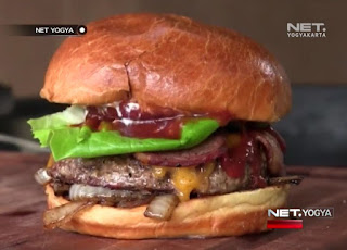 Roti burger Doodle punya banyak pilihan warna. Ada karakter kartun juga tersedia. Kelezatan rasa burger ada di isian dagingnya yang terjaga. Terbuat dari 100 gram daging premium tanpa campuran tepung, ditambah saus buatan sendiri.