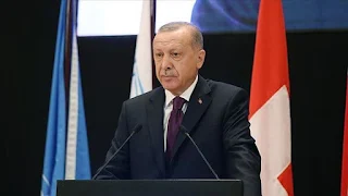 أردوغان يهدي كتاب "التعاون من أجل اللاجئين" في المنتدى العالمي بجنيف
