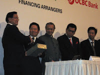 YB Tan Sri Abu Sahid presenting a momento to Tun Dr.Mahathir Mohamad