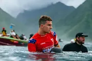 surf30 wsl tahiti pro 2022 Callum Robson 22Tahiti RYD 7157 Beatriz Ryder