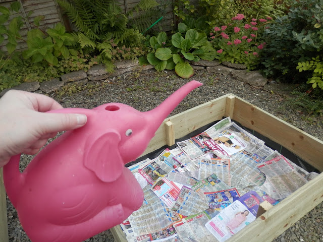 How to Fill a Raised Bed using the Lasagna Method. secondhandsusie.blogspot.co.uk