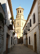. el bello Palacio de Jabalquinto y la Iglesia románica de Santa Cruz.