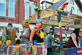 Carrozas de Fiestas Tropicales en el Desfile del 4 de Julio en Rockport