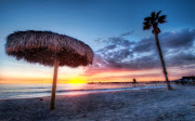 Paisajes de Atardeceres en Playas. Caminando por la Playa mientras cae el . (atardecer en la playa )