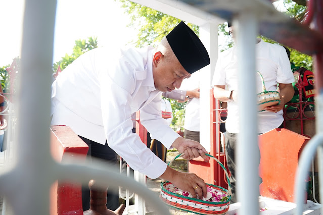 Pj Bupati Nganjuk, Sri Handoko Taruna, menaburkan bunga saat berziarah ke Makam Marsinah di Desa Nglundo, Kecamatan Sukomoro, Kabupaten Nganjuk, Rabu 1 Mei 2024