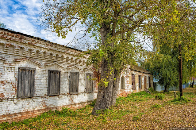 Ряды одноэтажных кирпичных зданий