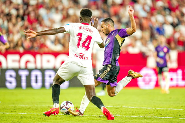 Anuar dispara ante Nianzou para marcar el gol vallisoletano. SEVILLA F. C. 1 (Rekik⚽) REAL VALLADOLID C. F. 1 (Anuar⚽) 📅Viernes 19/08/2022 ⏰22:00 horas 🏆Campeonato de Liga de 1ª División, jornada 2 🏙️Sevilla, España 🏟️Estadio Ramón Sánchez Pizjuán 👫33.991 espectadores.