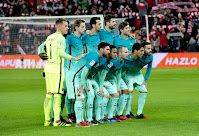 F. C. BARCELONA - Barcelona, España - Temporada 2016-17 - Ter Stegen, Umtiti, Rakitic, Busquets, Piqué y Sergi Roberto; Messi, Neymar, Iniesta, Luis Suárez y Jordi Alba - ATHLETIC CLUB 2 (Aduriz, Williams) F. C. BARCELONA 1 (Messi) - 05/01/2017 - Copa del Rey, octavos de final, partido de ida - Bilbao, estadio de San Mamés - La actuación de Fernández Borbalán, que no pitó un penalty bastante claro del Athletic y le perdonó la roja a Aduriz, exaspera al Barcelona, que no obstante tampoco consiguió superar a un rival que acabó el partido con nueve jugadores