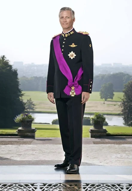 New official portraits of King Philippe and Queen Mathilde
