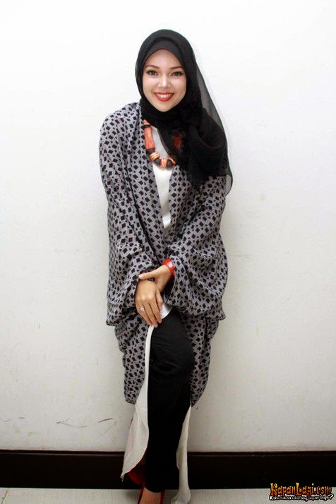 Gaya Model Jilbab Hana - Dewi Sandra