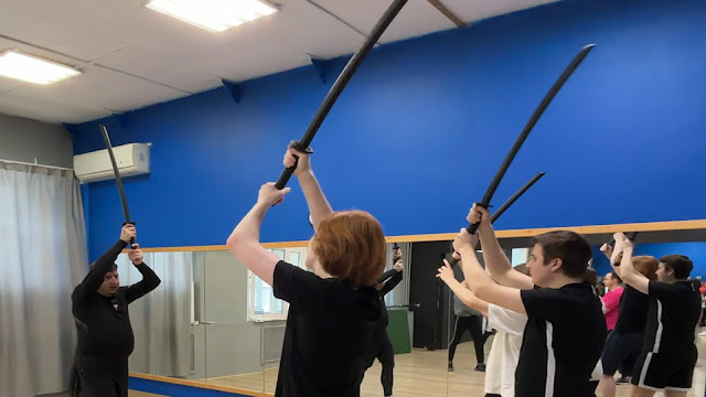 Японское фехтование мечом катаной - защиты укэ и стойки но камаэ в школе кендзюцу Katana Club