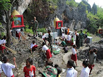 Satgas Yonif 132/BS Ajak Gotong Royong Anak Sekolah Bersihan Lingkungan