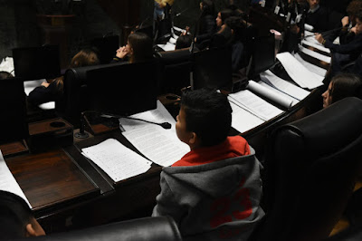 Foto 10: alumno legislador leyendo el proyecto de ley.