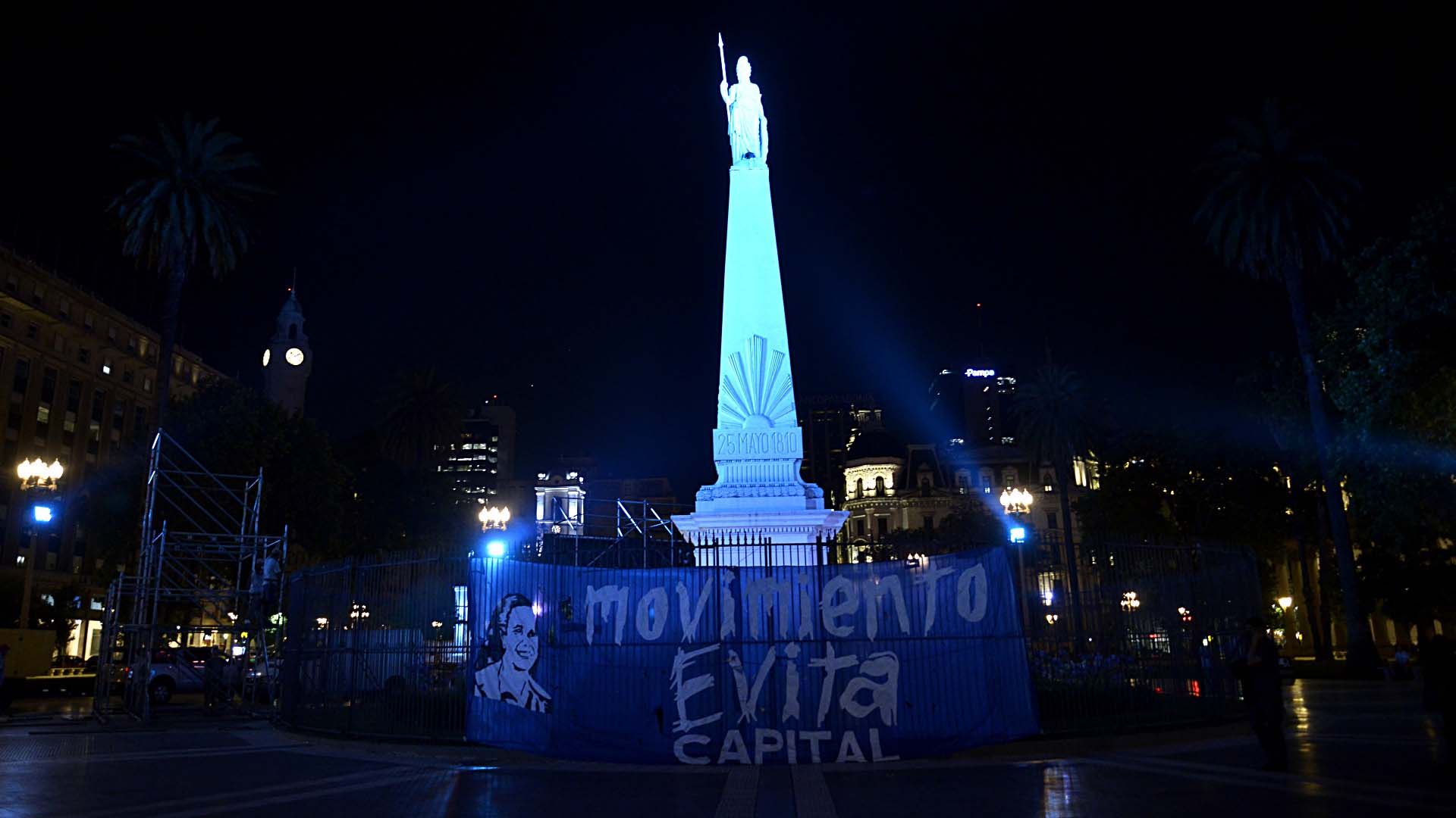 Monumentos y fachadas de edificios de Buenos Aires, iluminados en homenaje al Diez