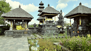Melihat Keseluruhan Bangunan Pura Terbuat Dari Batu, Terasa di Bali Tapi Tidak! Ini di Belgia