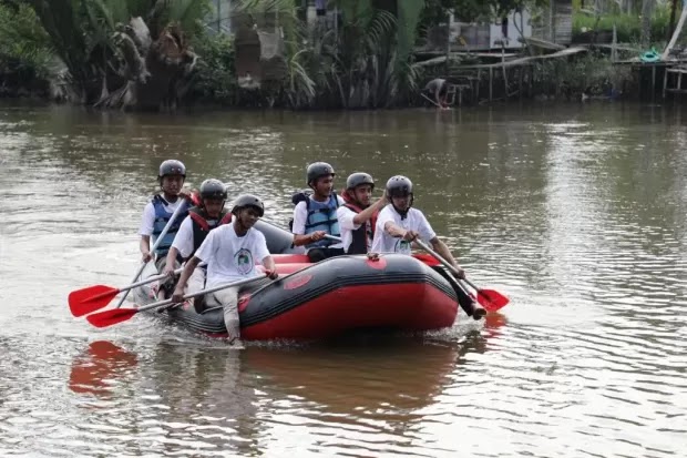 Relawan Santri Ganjar Kalsel Gelar Pelatihan Tanggap Bencana Banjir Rob di Desa Aluh-Aluh Kecil Muara