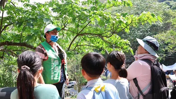 ▲員林市公所的桐花祭系列活動辦理「桐花小旅行」，透過生態導覽的形式了解藤山步道的動植物生態，結合好玩有趣的DIY體驗。（記者林明佑翻攝）