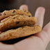 Una joven hornea galletas con las cenizas de su abuelo y las comparte con compañeros de clases