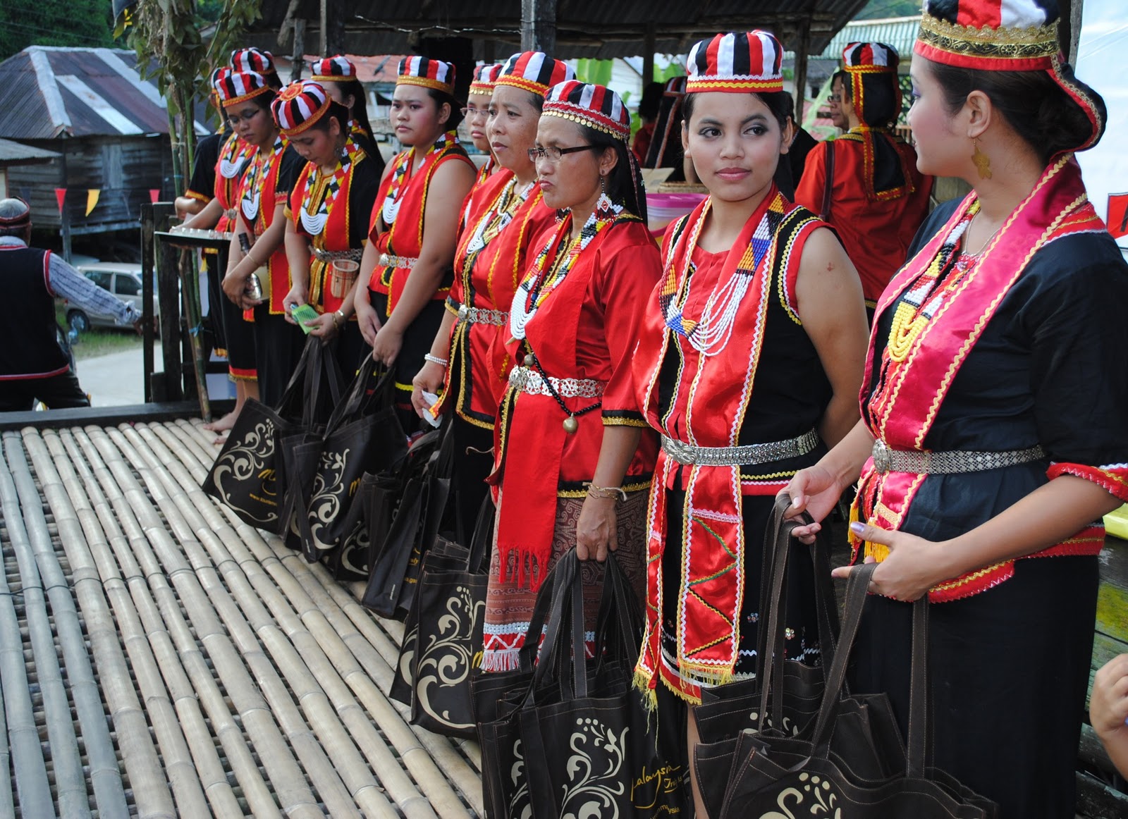 Grace Emu Sibeng a.k.a kak chik: Suku Kaum Bidayuh