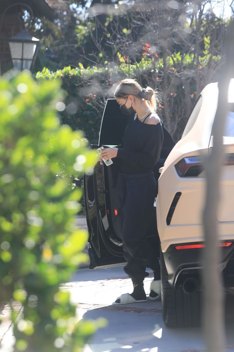 Hailey Bieber Clicks at a Pilates Class in Los Angeles  18 Dec-2020