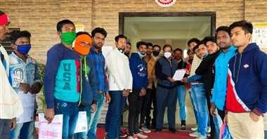 अखिल भारतीय विद्यार्थी परिषद ने सौंपा कुलसचिव को ज्ञापन