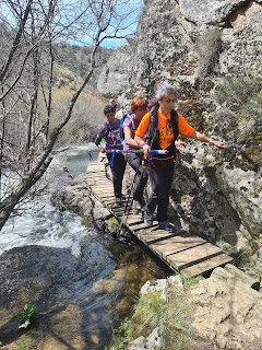 Cruzando el río Cega por una pasarela