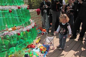 arbol de navidad con botellas pet