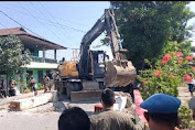 Nyaris Ricuh, Suasana Pembongkaran Portal Simpang Siombak Tampak Tegang