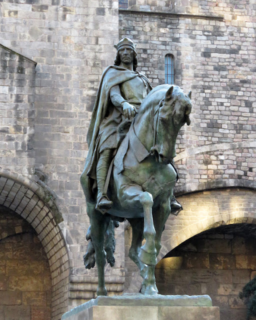 Equestrian statue of Ramon Berenguer III by Josep Llimona i Bruguera, restored and cast in bronze by Frederic Marès, plaça de Ramon Berenguer el Gran, Barcelona
