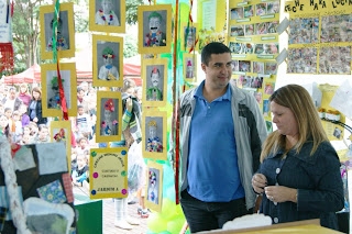 O Secretário Municipal de Educação, professor Leonardo Vasconcellos, e a Diretora do Departamento Pedagógico da SME, professora Carla Rabello, conferem de perto os trabalhos