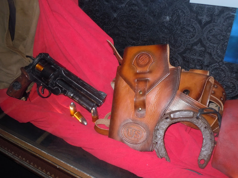 Hellboy 2 gun props