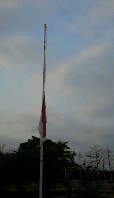 Bendera Setengah Tiang untuk Pak Salim Kancil