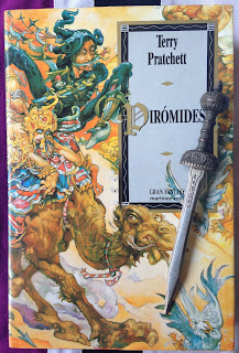 Portada del libro Pirómides, de Terry Pratchett