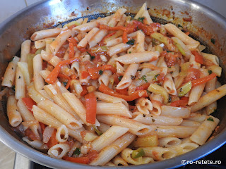 Paste verdurette reteta penne cu legume la tigaie de post retete mancare vegetariana cu pasta rosii ceapa vinete dovlecei ardei usturoi,