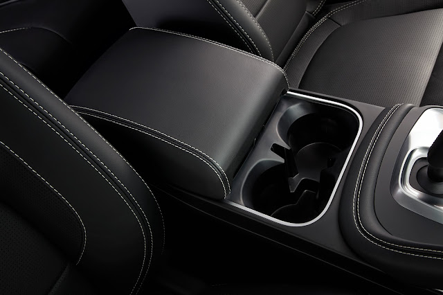 Thе Jaguar E-PACE central console storage compartment with two cup holders.