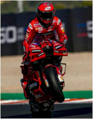 Francesco Bagnaia berhasil memenangkan kejuaraan MotoGP 2022 dengan mengesankan. Setelah keberhasilannya pembalap Ducati Lenovo Team tersebut masim bimbang mengenai memakai nomor 1 di MotoGP 2023 musim depan.