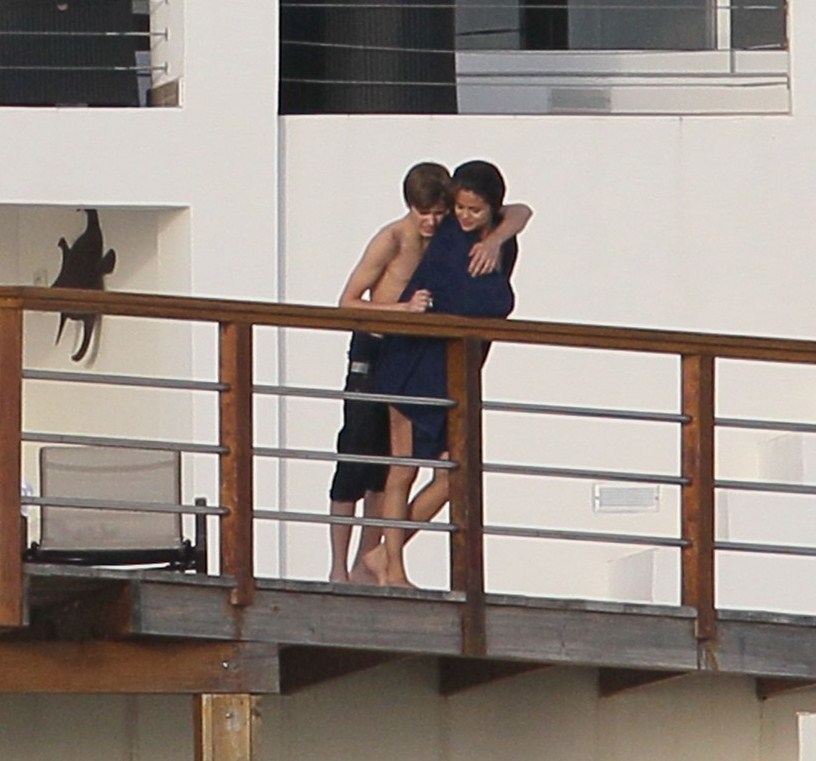 selena gomez and justin bieber kissing on the lips. selena gomez and justin bieber