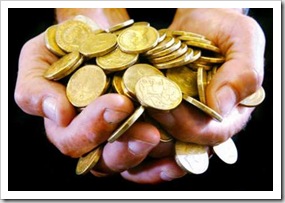 Moedas mão cheia de dinheiro