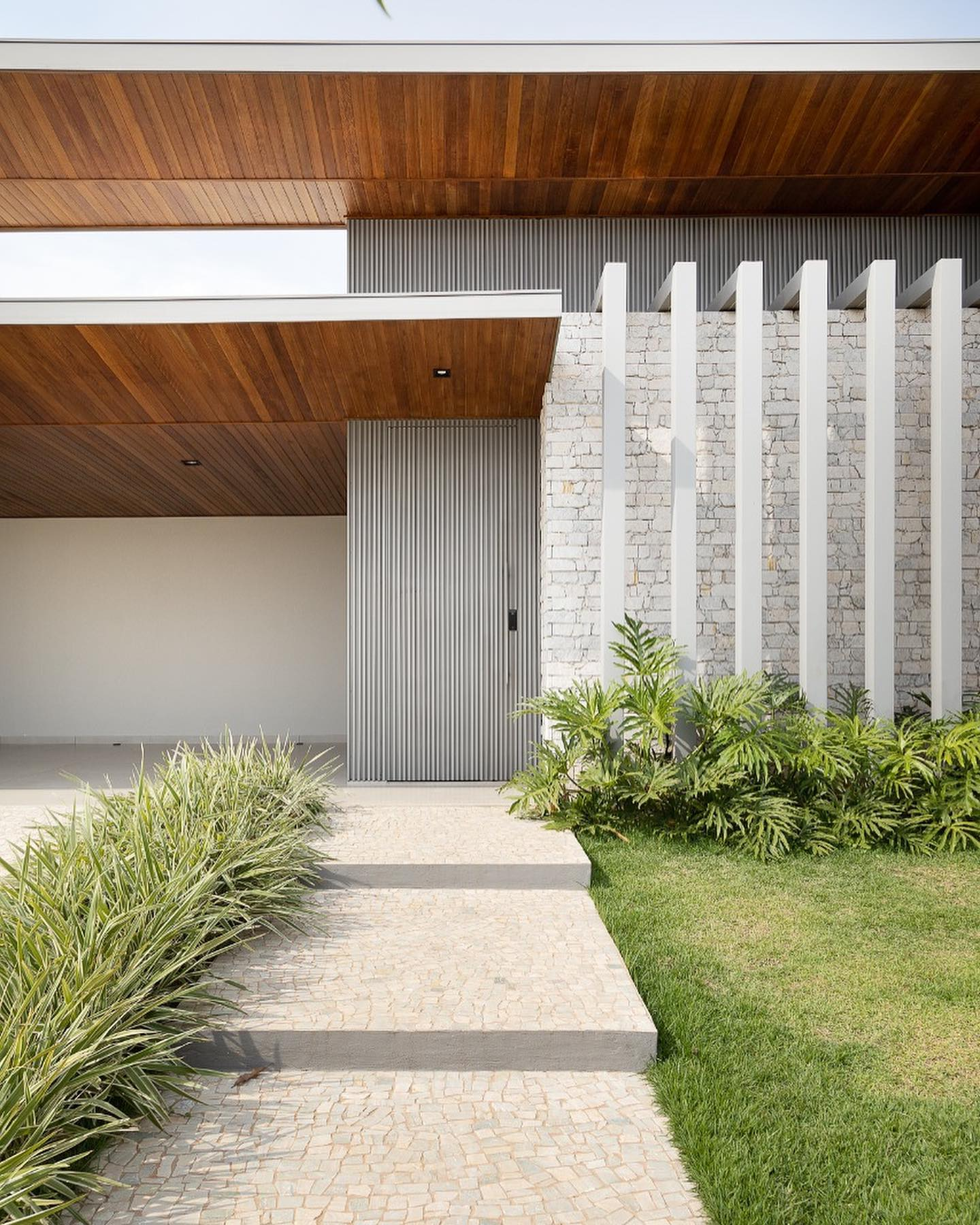 Fachada de casa térrea contemporânea revestida de madeira e concreto com  vigas pretas em metal! - Decor Salteado