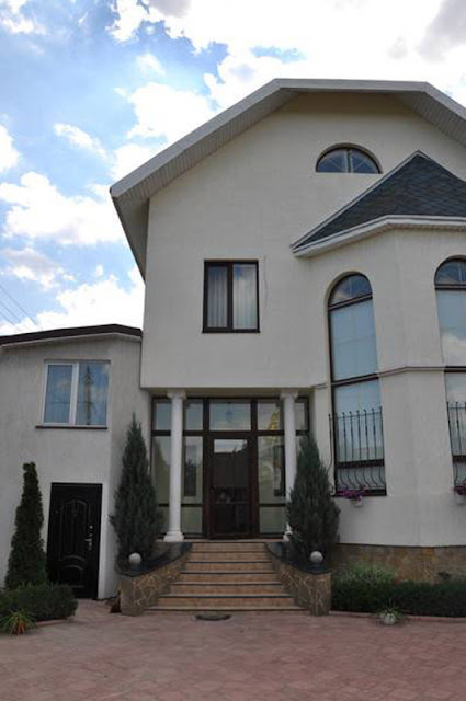 Three-story house near the Dnieper