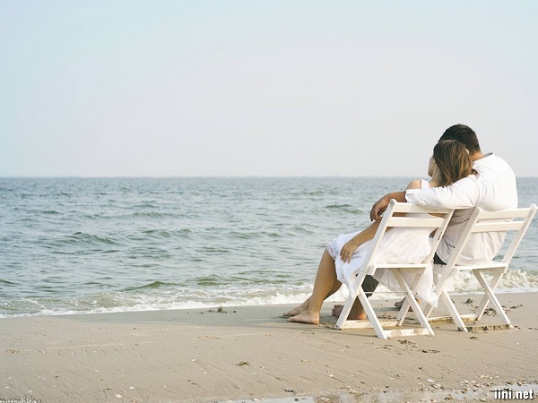 ảnh ngồi bên nhau trước biển tình yêu