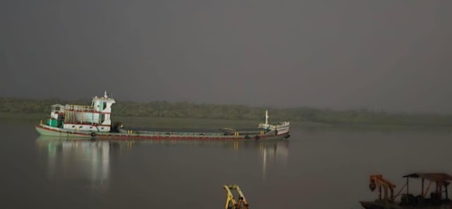 মহেশখালীতে মাতারবাড়ি বন্দর চ্যানেলে ডাকাতের শিকার বালিভর্তি বার্জ