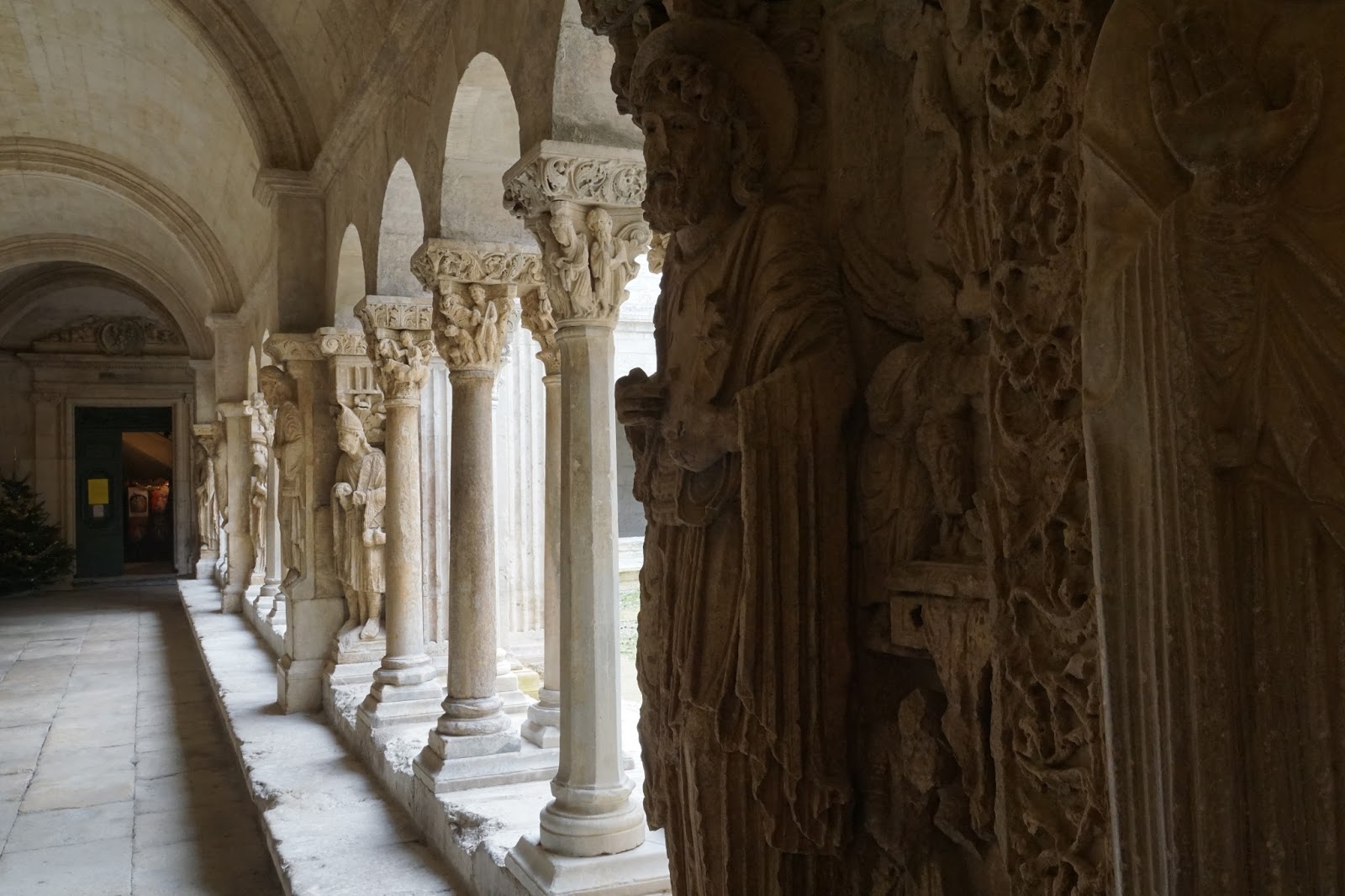 サン・トロフィーム教会の回廊（Le Cloître saint –Trophime）